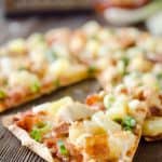 Light Pineapple, Chicken & Bacon Pizza i an easy and healthy dinner for two with juicy pineapple, sharp Manchego cheese and shredded chicken with crisp bacon. #Pizza #Light #Chicken #Healthy