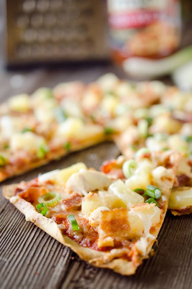 Light Pineapple, Chicken & Bacon Pizza i an easy and healthy dinner for two with juicy pineapple, sharp Manchego cheese and shredded chicken with crisp bacon. #Pizza #Light #Chicken #Healthy