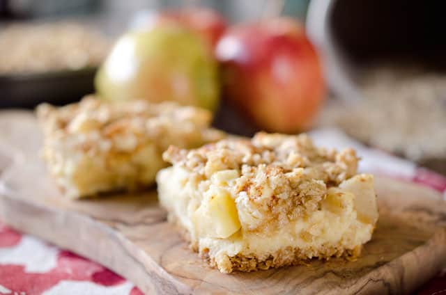 Apple Cheesecake Crumble Bars