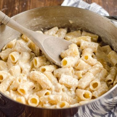 One Pot Homemade Alfredo Rigatoni is an easy vegetarian dinner idea with a rich Parmesan and cream sauce with tender rigatoni pasta for a comforting meal that tastes amazing! #OnePot #Pasta #Alfredo