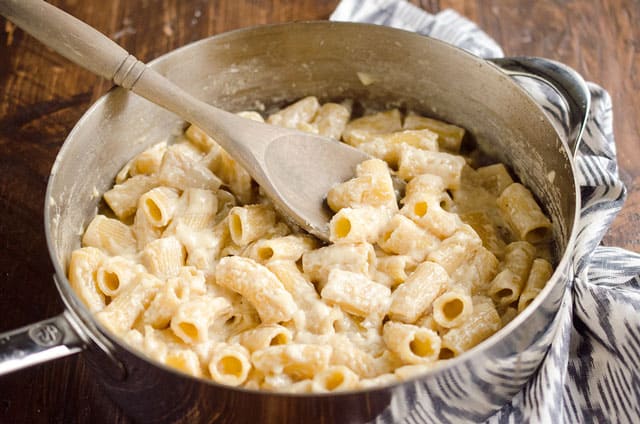 One Pot Homemade Alfredo Rigatoni is an easy vegetarian dinner idea with a rich Parmesan and cream sauce with tender rigatoni pasta for a comforting meal that tastes amazing! #OnePot #Pasta #Alfredo 