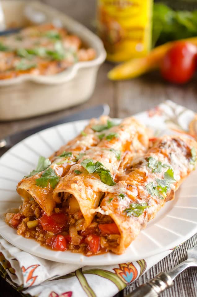 30 Minute Light Chicken enchiladat ovat täynnä murennettuja kanavihanneksia ja mausteista enchilada-kastiketta helpolle arkiyölle!