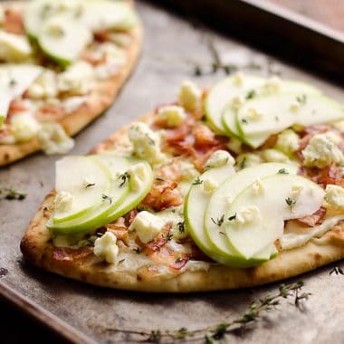 Bacon, Bleu Cheese & Apple Flatbread is an easy 15 minute dinner with an amazing flavor combo for a delicious dinner idea that will impress!