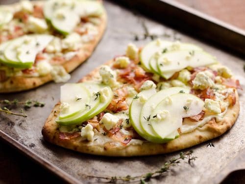 Bacon, Bleu Cheese & Apple Flatbread is an easy 15 minute dinner with an amazing flavor combo for a delicious dinner idea that will impress!