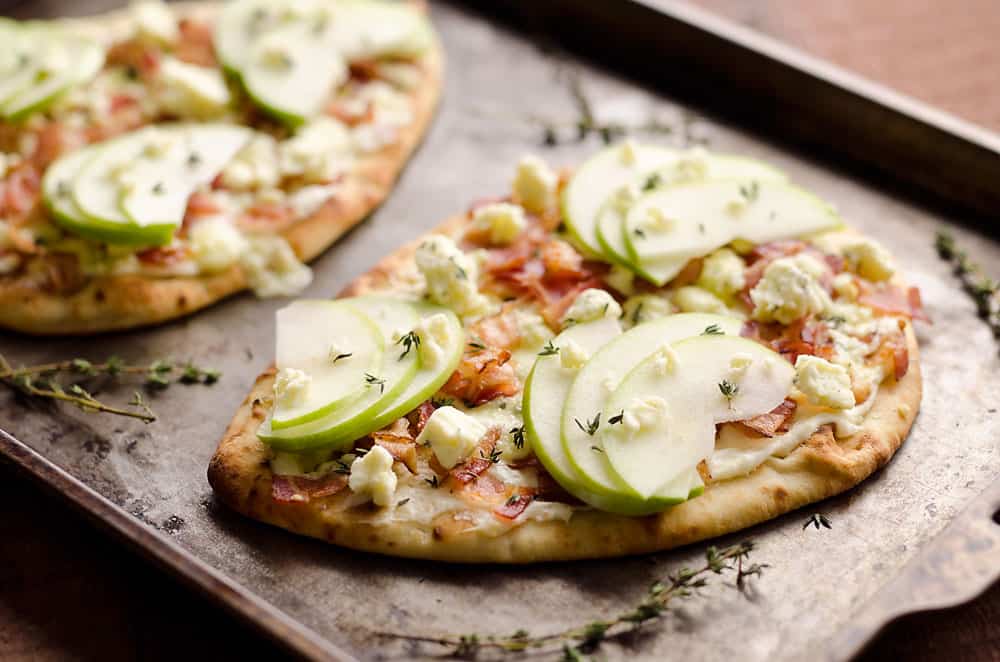 Bacon, Bleu Cheese & Apple Flatbread is an easy 15 minute dinner with an amazing flavor combo for a delicious dinner idea that will impress!