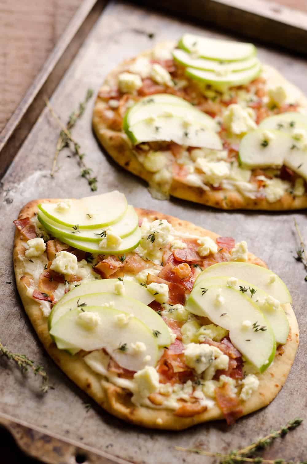 Bacon, Bleu Cheese & Apple Flatbread is an easy 15 minute dinner with an amazing flavor combo for a delicious dinner idea that will impress!