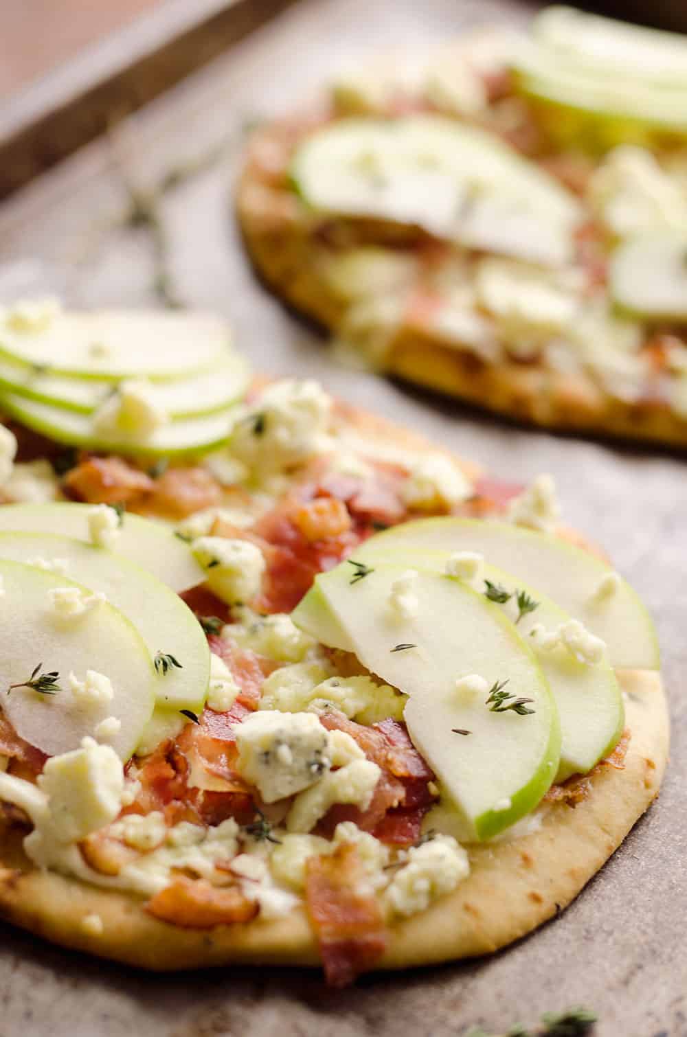 Bacon, Bleu Cheese & Apple Flatbread is an easy 15 minute dinner with an amazing flavor combo for a delicious dinner idea that will impress!