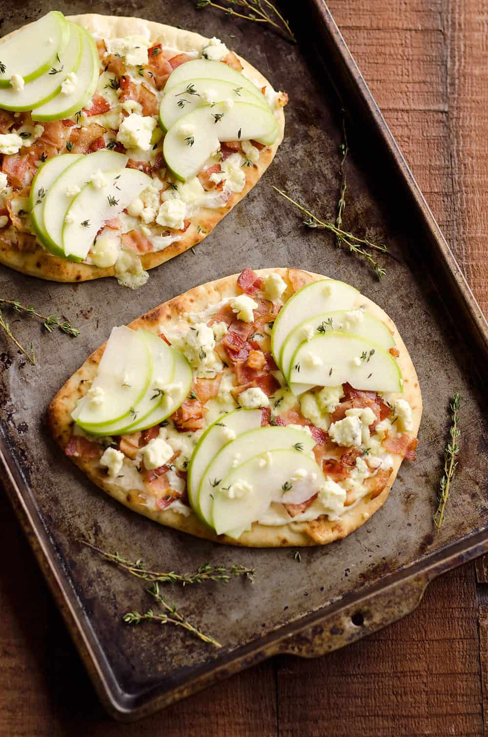 Bacon, Bleu Cheese & Apple Flatbread is an easy 15 minute dinner with an amazing flavor combo for a delicious dinner idea that will impress!