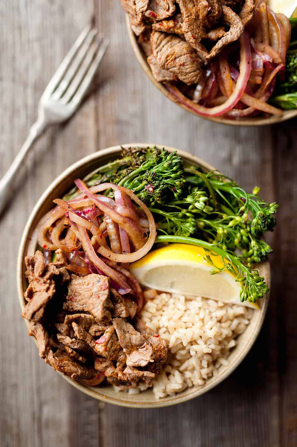 10 Minute Beef & Broccolini Bowls are a fantastic dinner idea bursting with bold garlic chili flavor. With only 6 ingredients, this easy meal is so simple and delicious you will be making it time and time again!