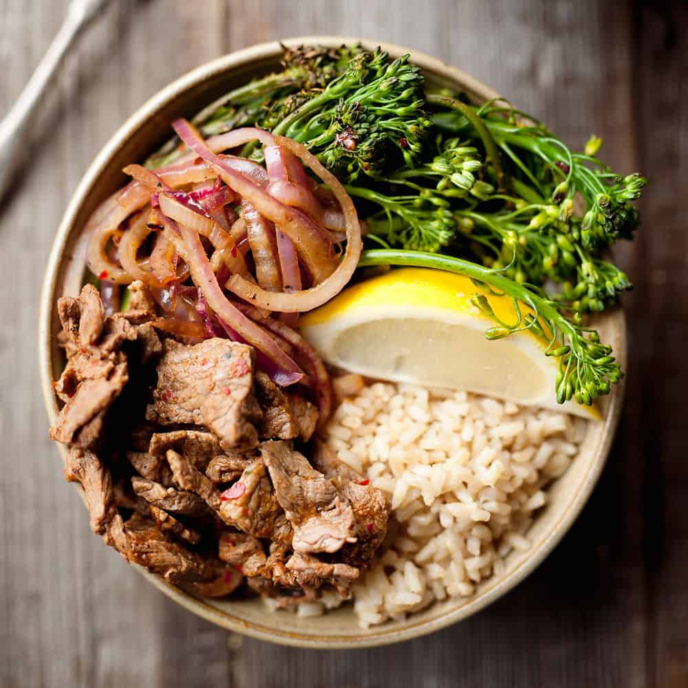 10 Minute Beef & Broccolini Bowls are a fantastic dinner idea bursting with bold garlic chili flavor. With only 6 ingredients, this easy meal is so simple and delicious you will be making it time and time again!