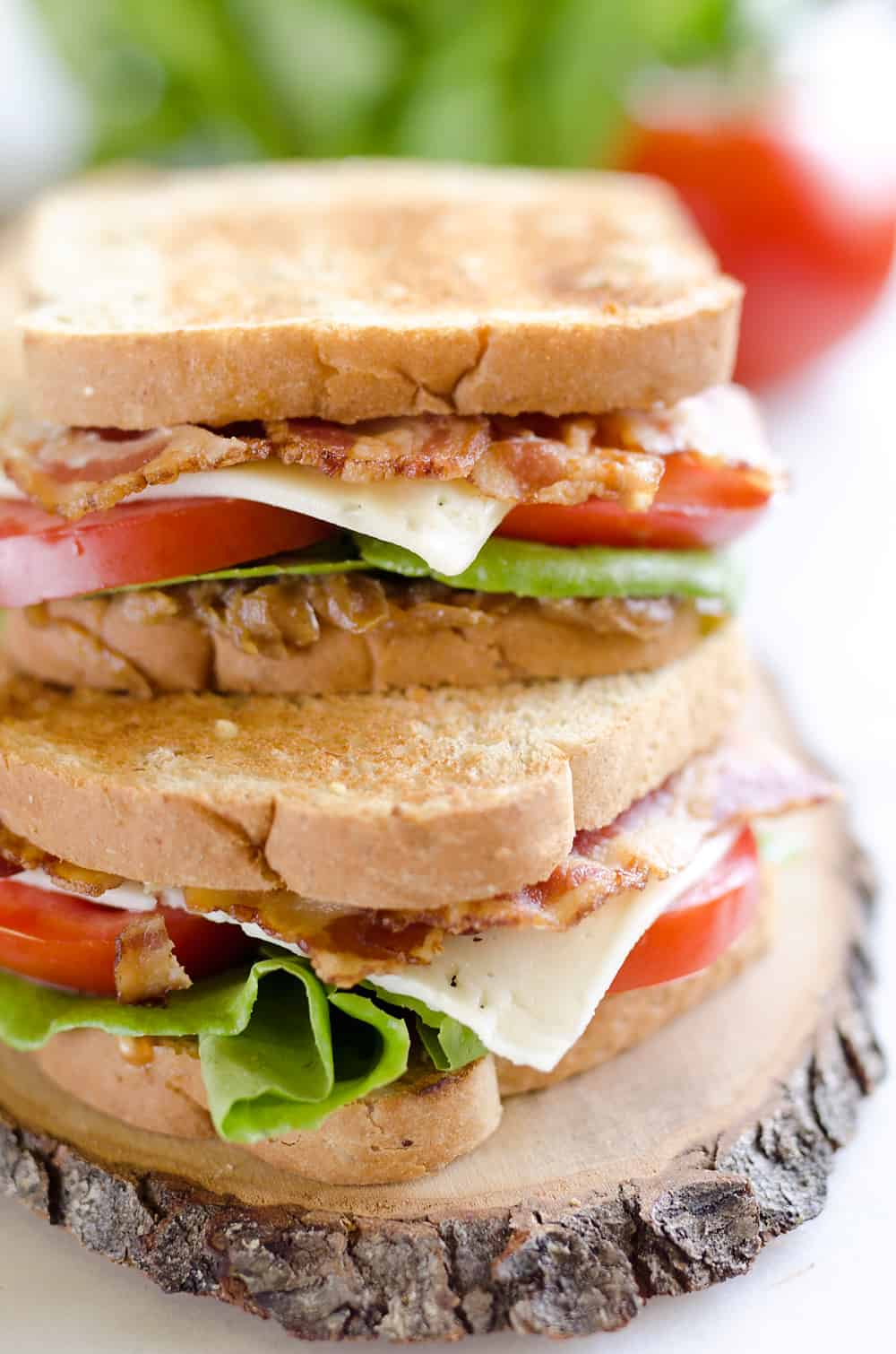 Questo Ultimate BLT è carico di tutta la bontà tradizionale di un BLT, ma con un tocco saporito. L'aggiunta di cipolle dolci caramellate e di formaggio Havarti portano questo panino al livello successivo!