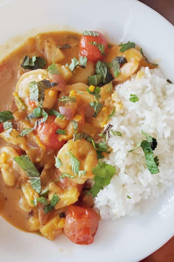 Gobble Thai Red Curry Shrimp and white rice in bowl