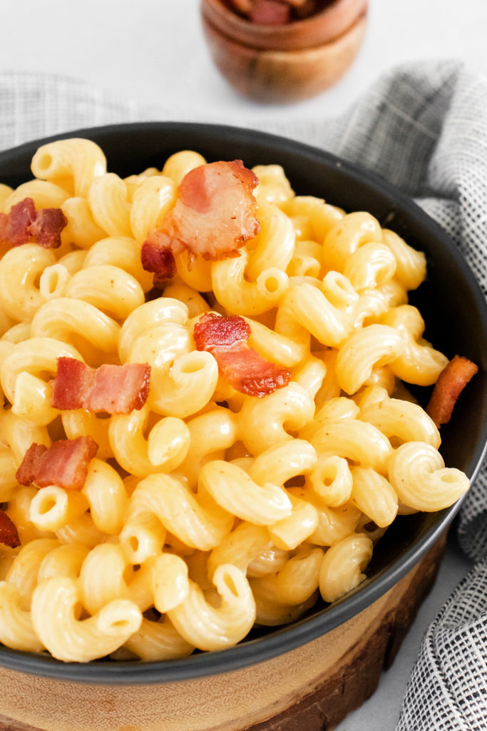 Bacon Mac and Cheese in black bowl