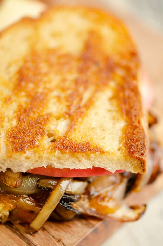 Grilled cheese with balsamic onions and apples