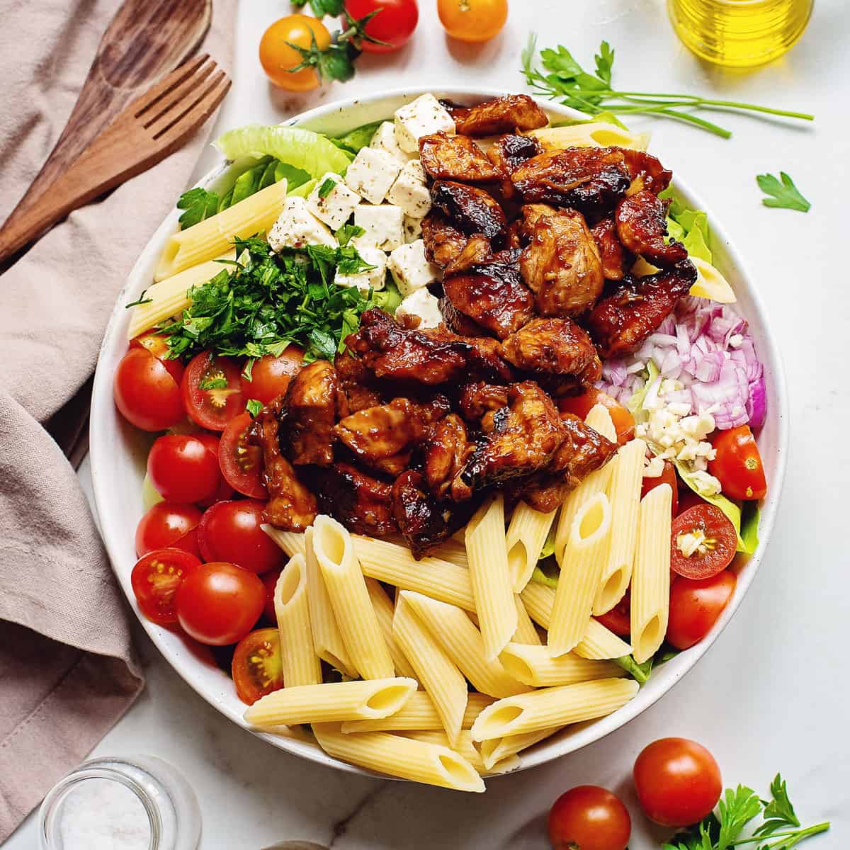 bowl with bbq chicken, pasta and vegetables