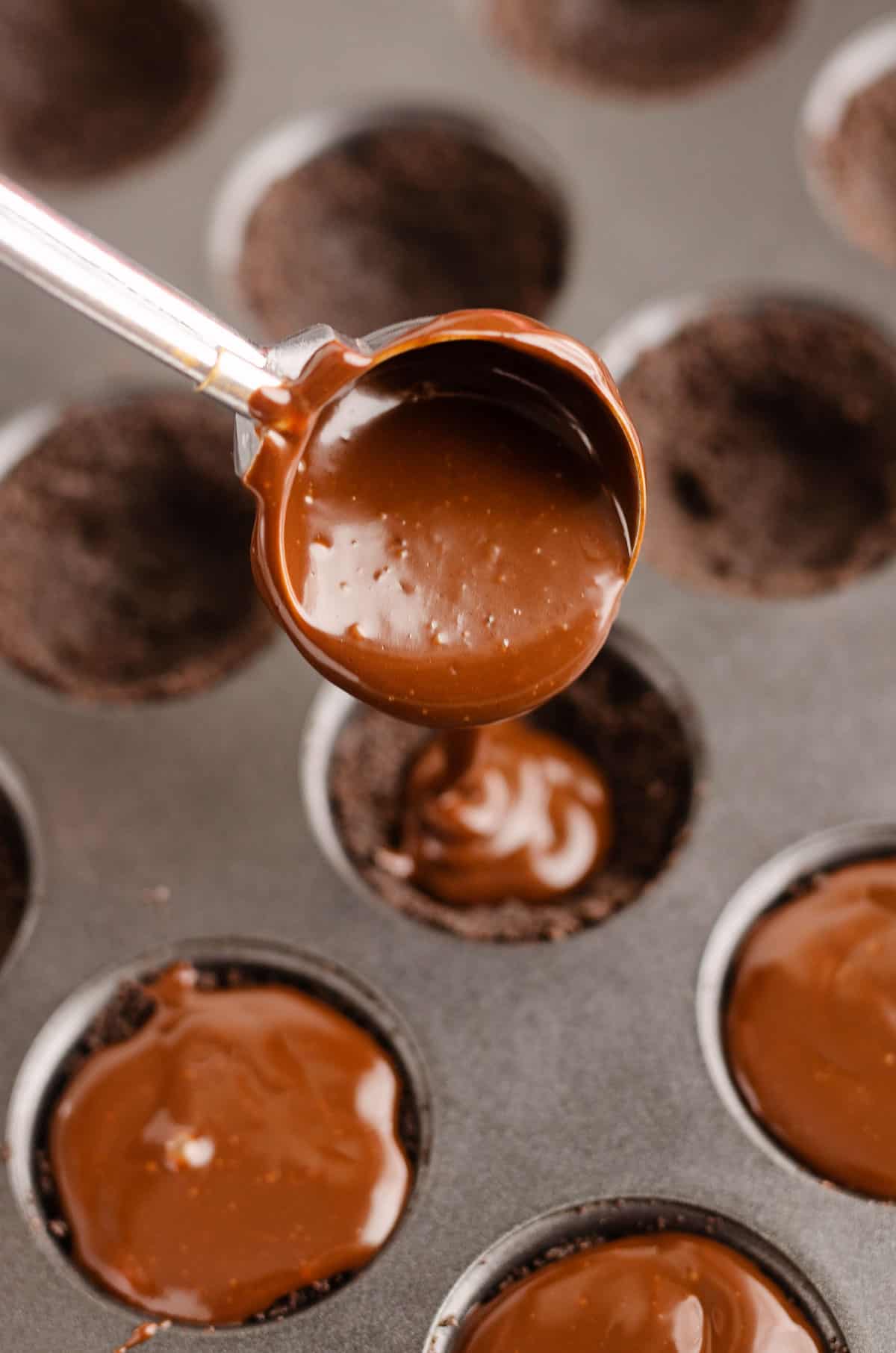 chocolate ganache scooped into cookie crusts