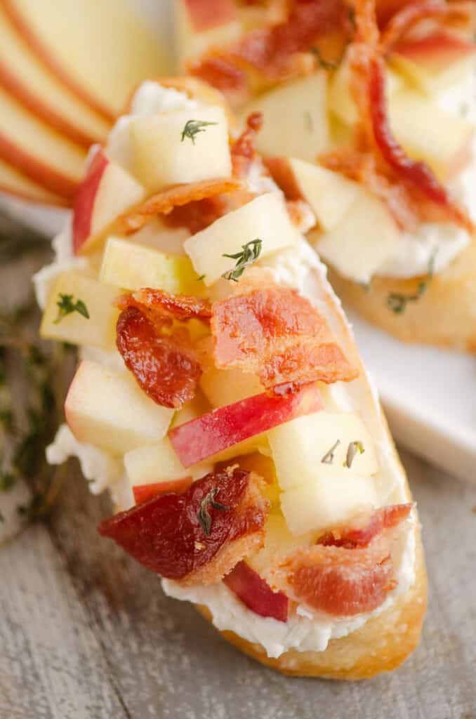 bacon bleu cheese crostini with apple slices