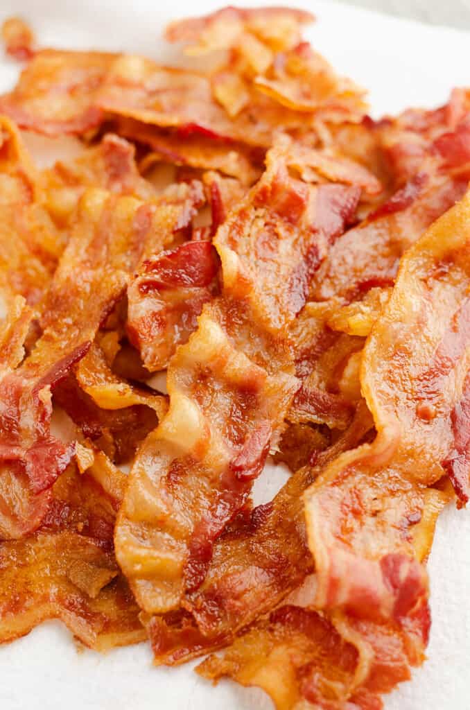 pile of crispy bacon on paper towels