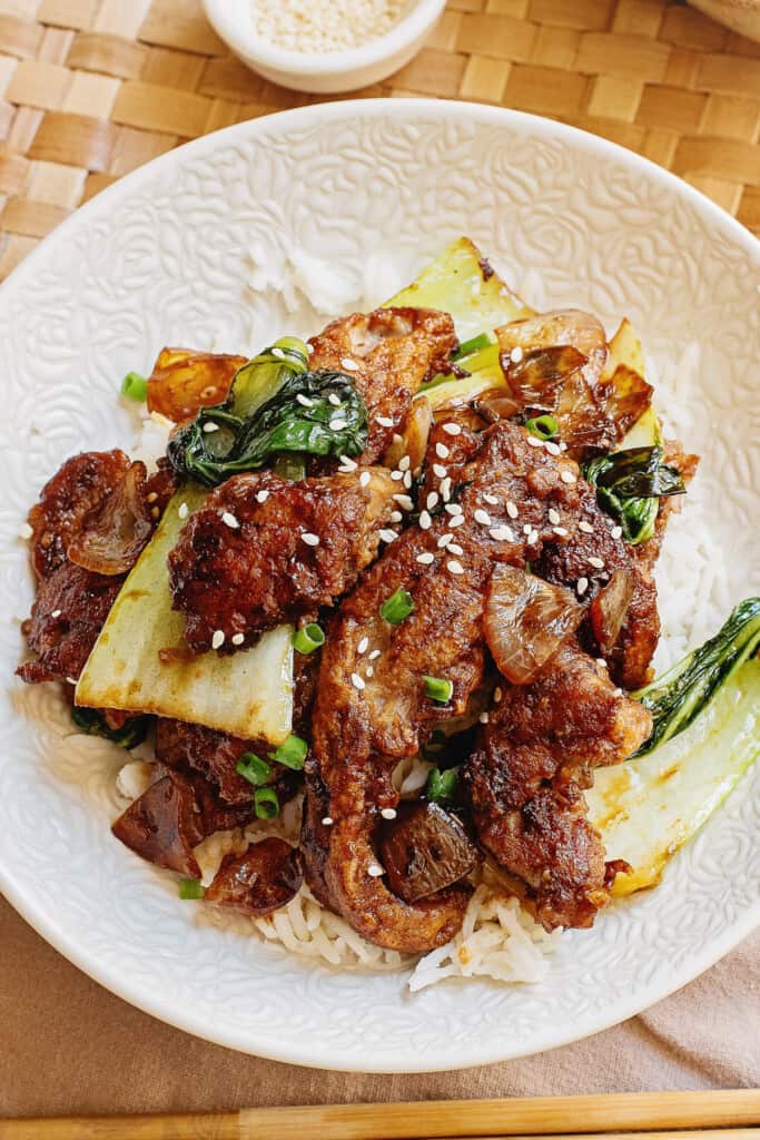 white plate with beef with oyster sauce